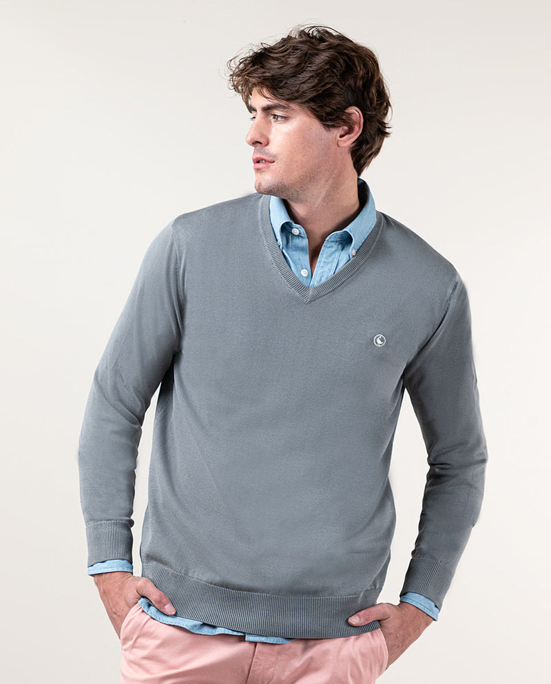El Ganso | Jersey Cuello Pico Garment Dyed Gris Gris  para hombre.
