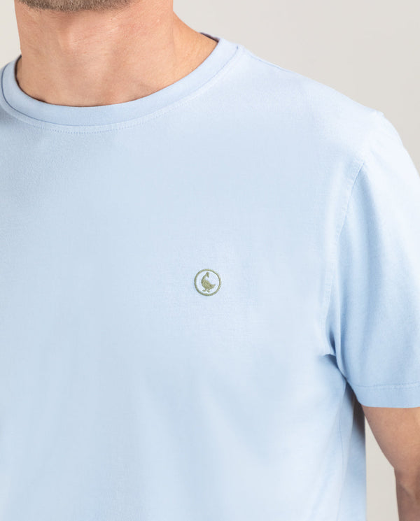 Camiseta Cuello Caja Garment Dyed Celeste