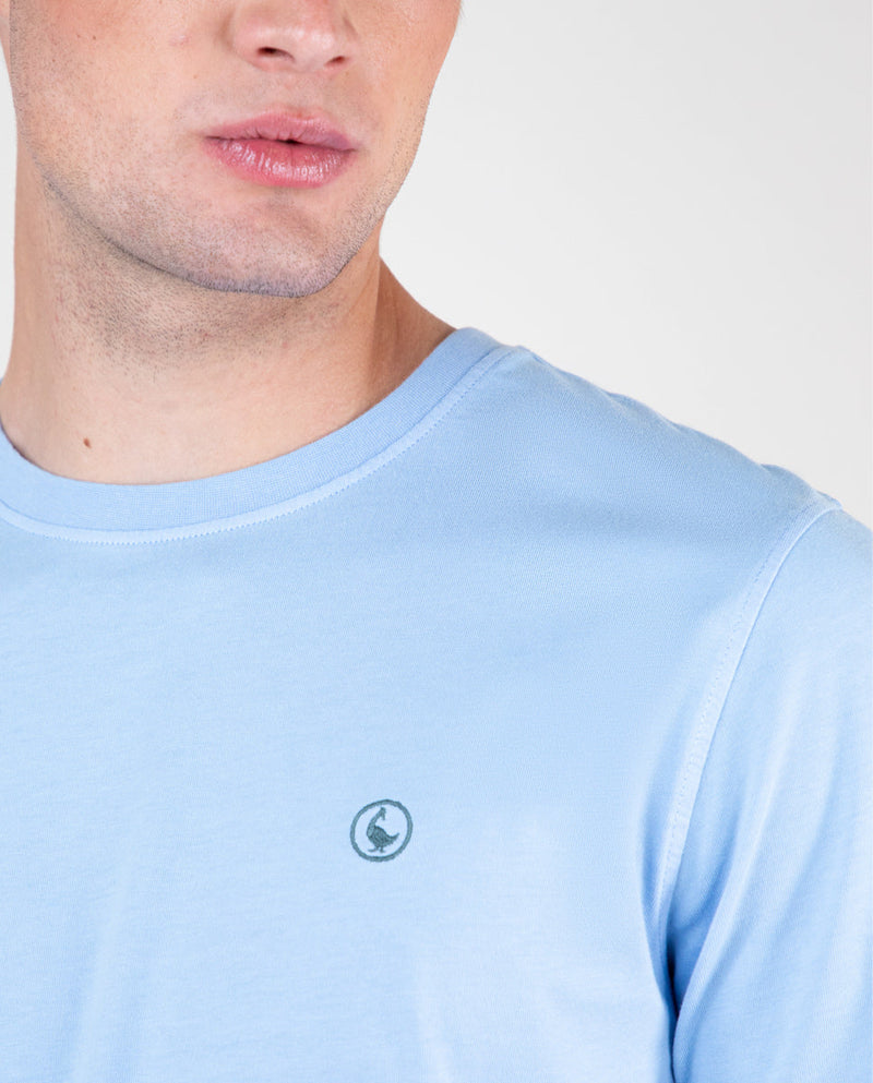 Camiseta Cuello Caja Garment Dyed Celeste