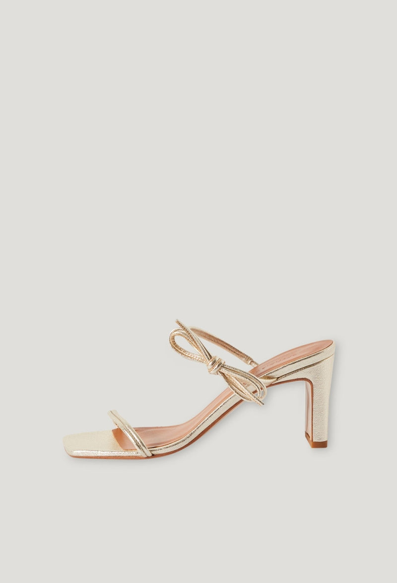 Sandalias de cuero dorado
