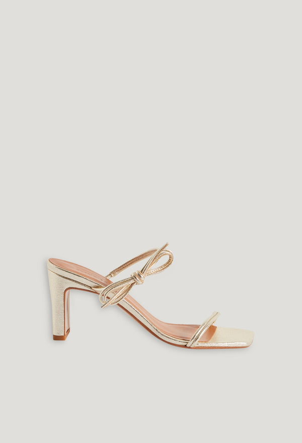 Sandalias de cuero dorado