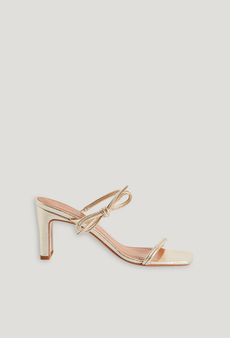 Sandalias de cuero dorado