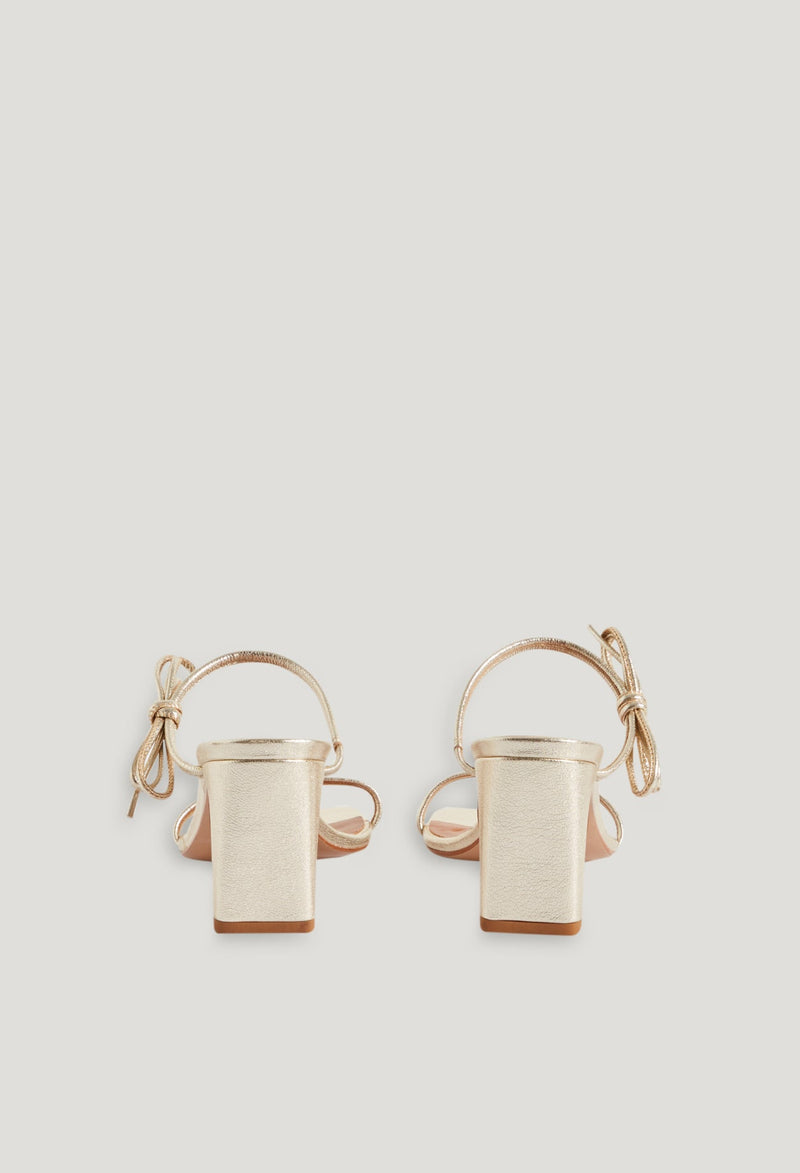Sandalias de cuero dorado