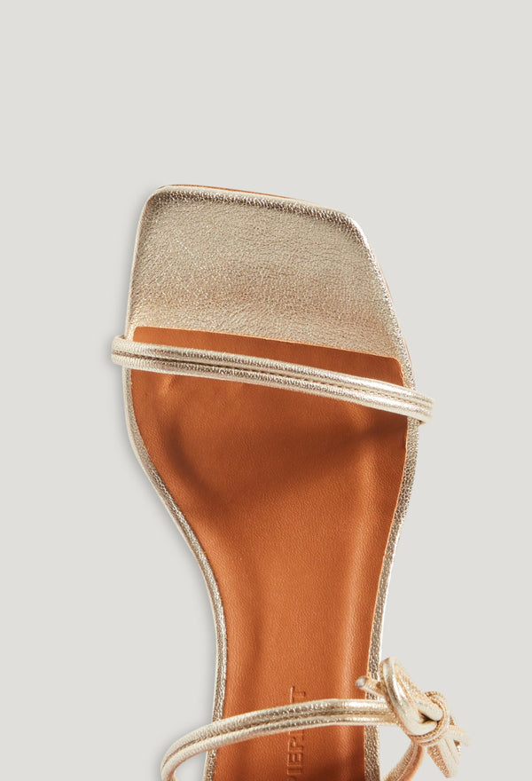 Sandalias de cuero dorado