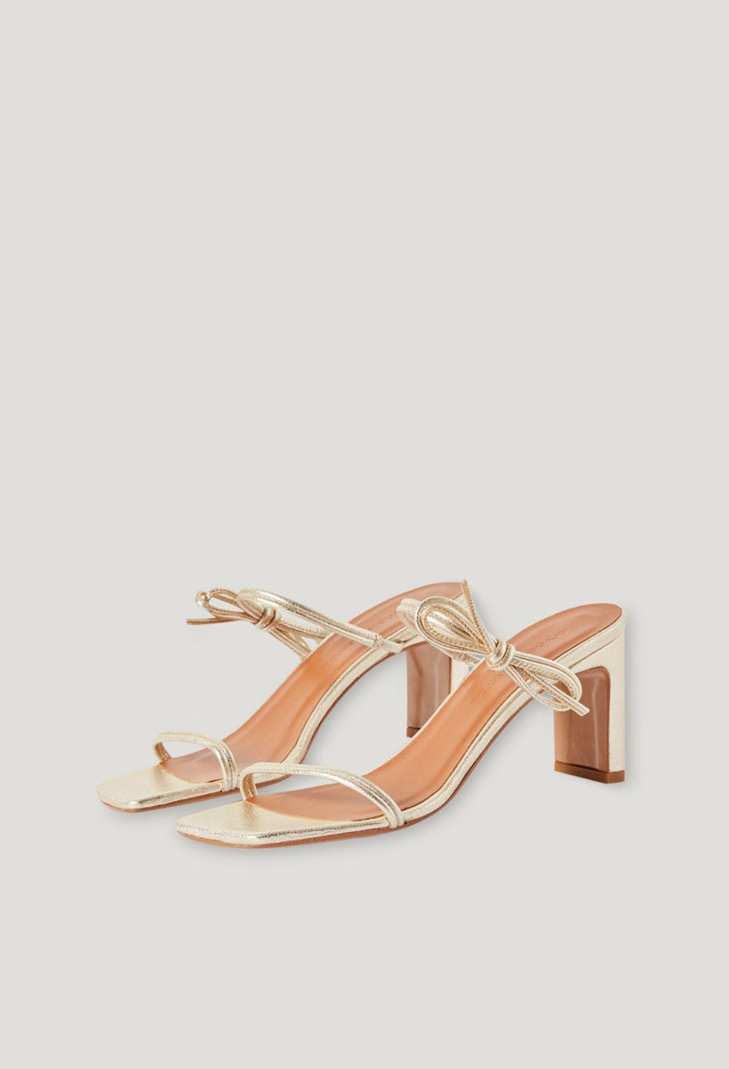 Sandalias de cuero dorado