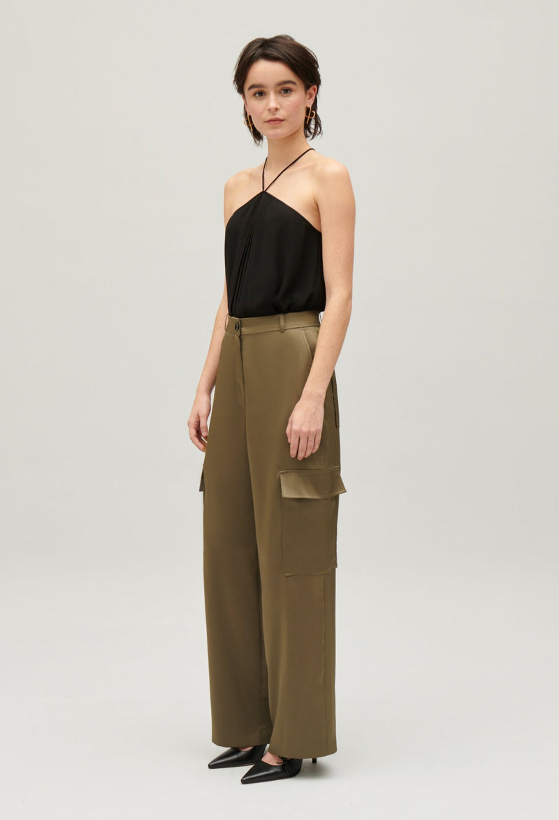 Pantalón cargo fluido satinado en caqui