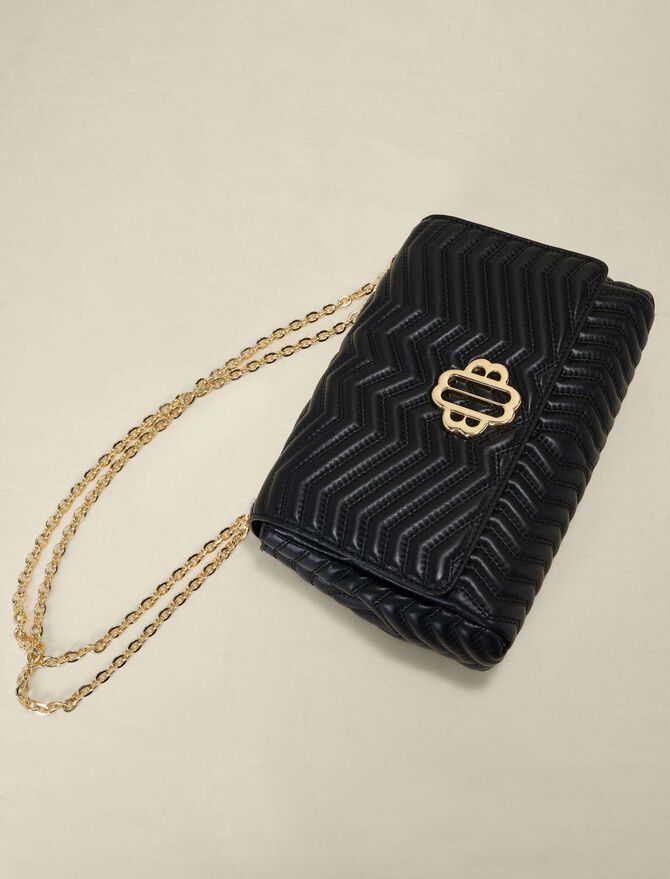 Bolso de piel con cadena