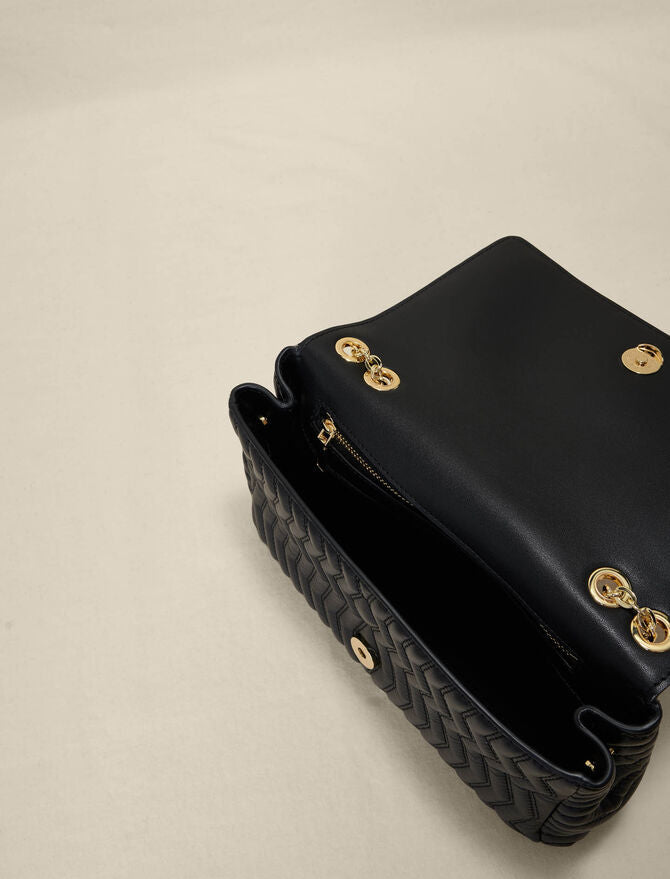 Bolso de piel con cadena