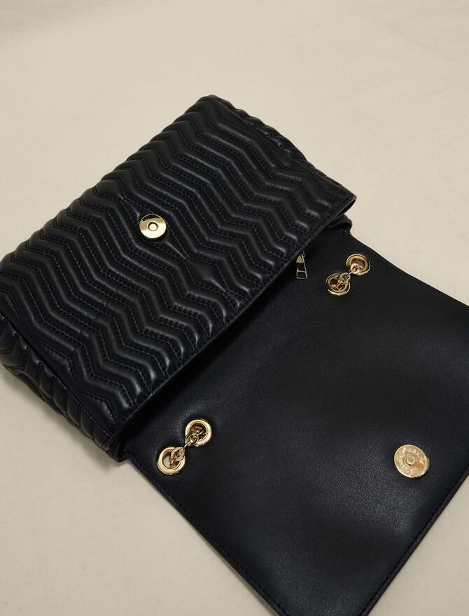 Bolso de piel con cadena