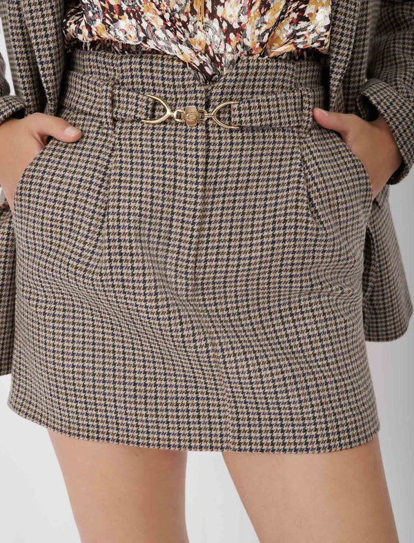 Falda corta de cuadros con cinturón