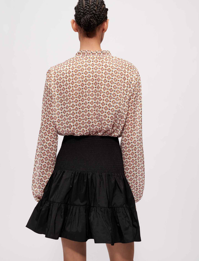 Falda corta con frunces y volantes