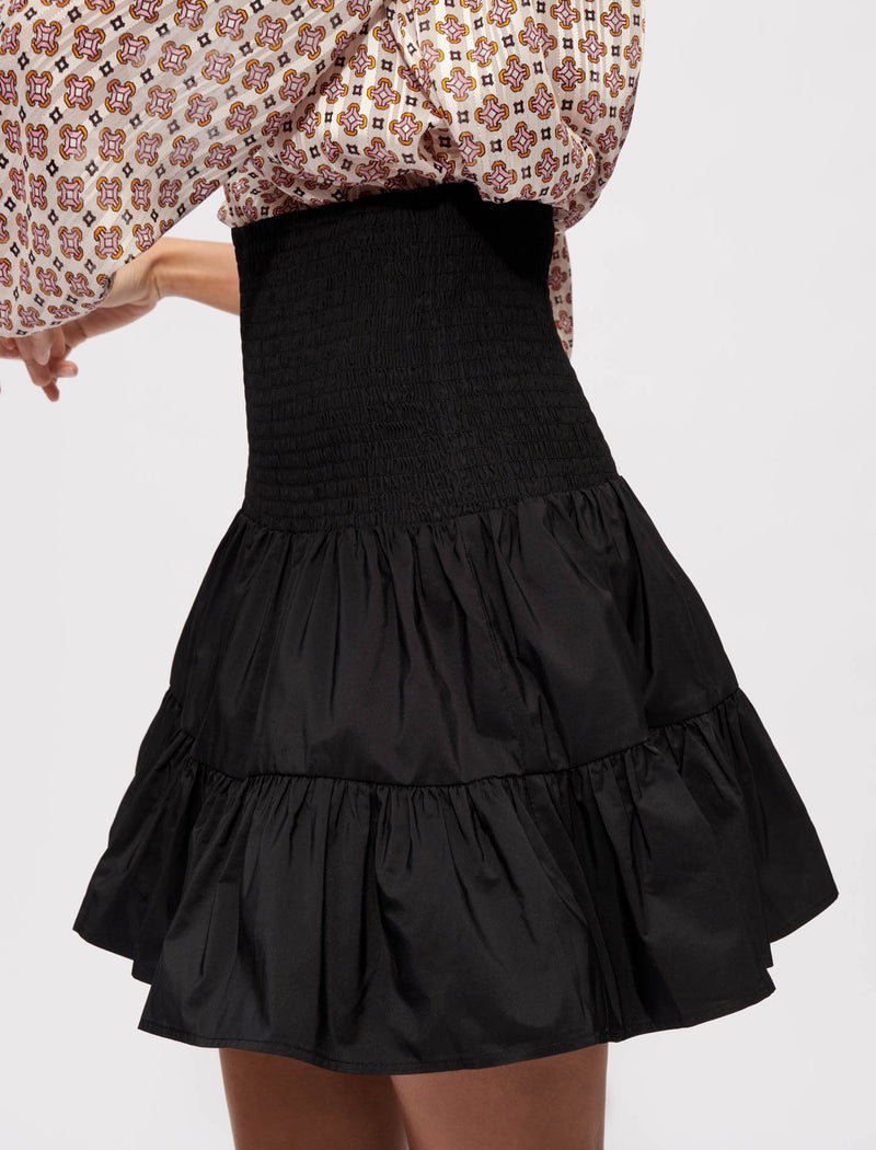 Falda corta con frunces y volantes