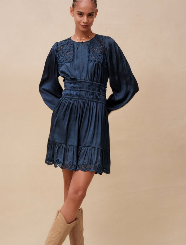 Vestido bordado con frunces