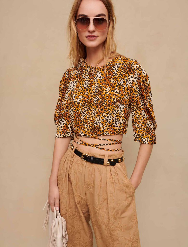 Top corto con estampado de leopardo