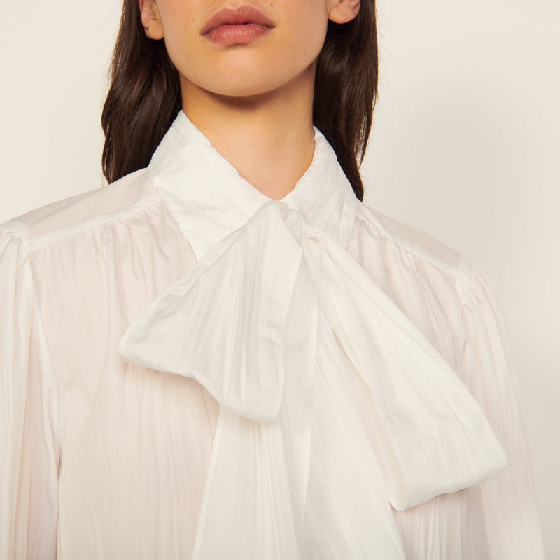 Camisa de cuello con lazo
