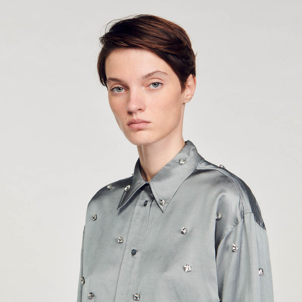 Camisa satinada decorada con strass