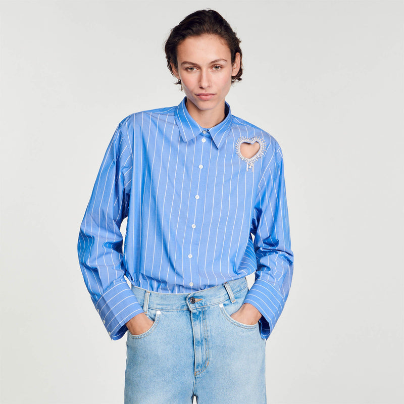 Camisa a rayas y corazón de brillantes