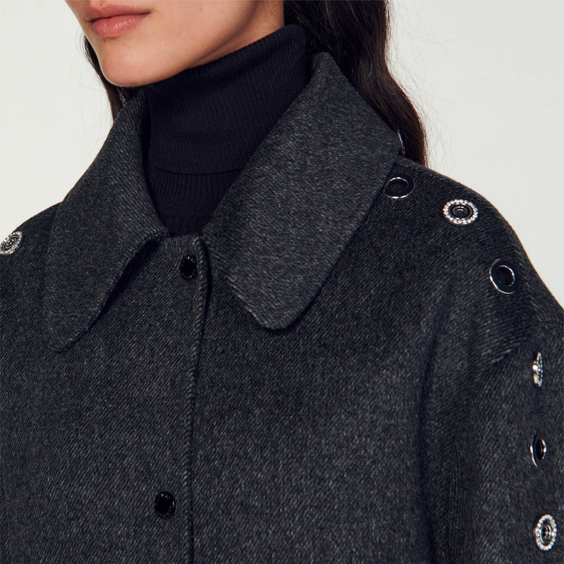 Abrigo oversize con ojales