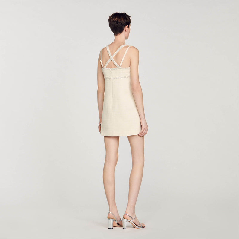 Vestido corto con detalle de perlas