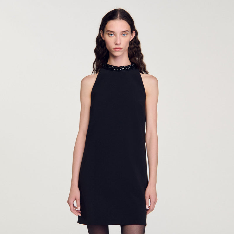 Vestido con cuello de pedrería