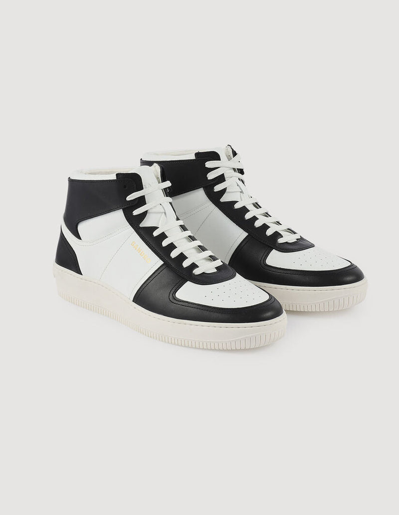 Sneakers altas de pie