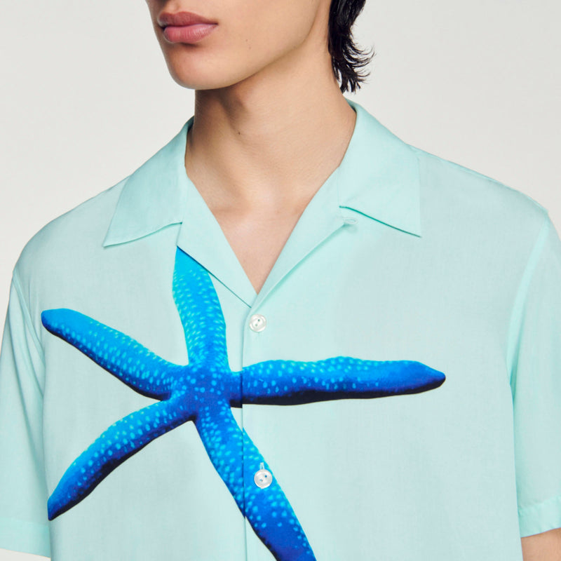 Sandro | Camisa con estampado de estrellas de mar para hombre.