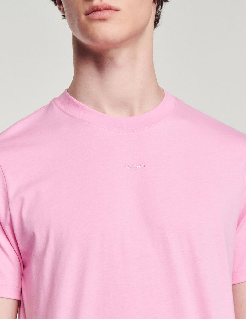 Camiseta con logotipo bordado