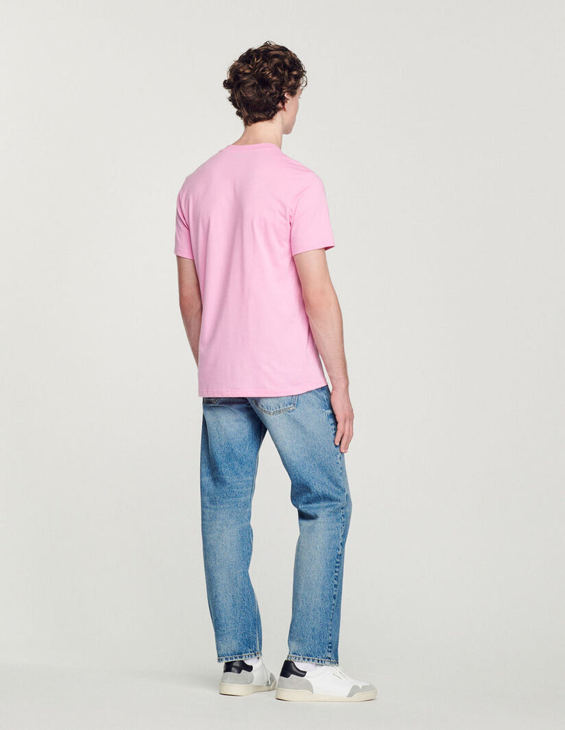 Camiseta con logotipo bordado