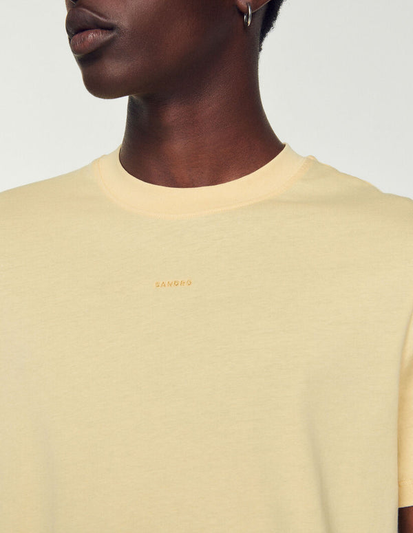 Camiseta con logotipo bordado