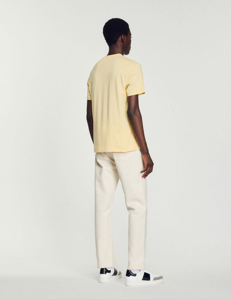 Camiseta con logotipo bordado