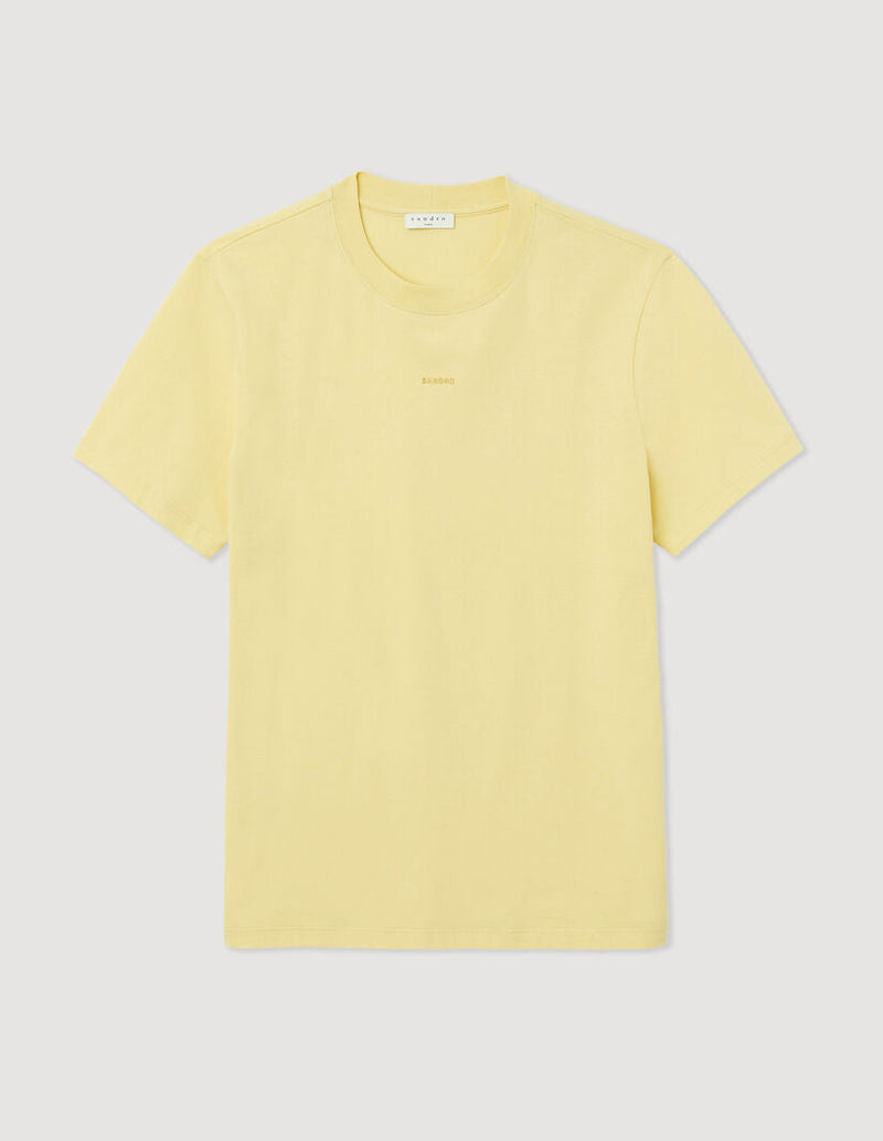 Camiseta con logotipo bordado