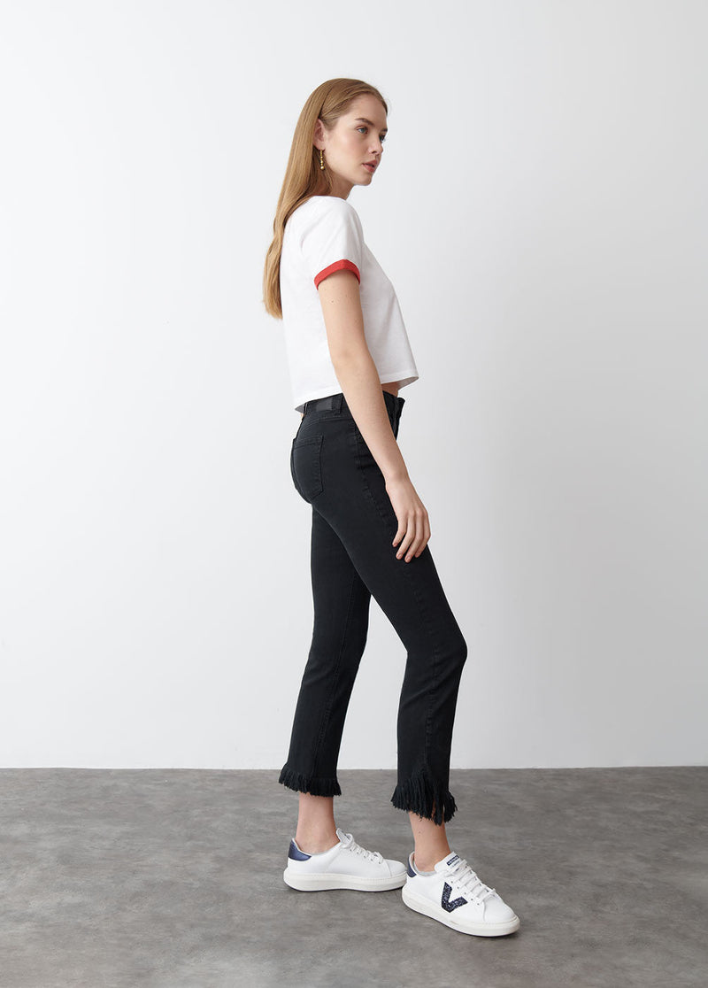 Pantalón bajo desflecado