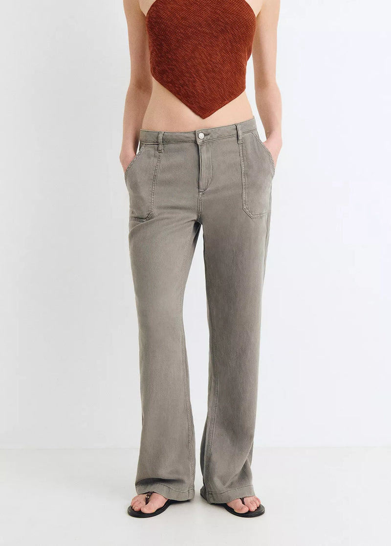 Pantalón bolsillo parches Gris