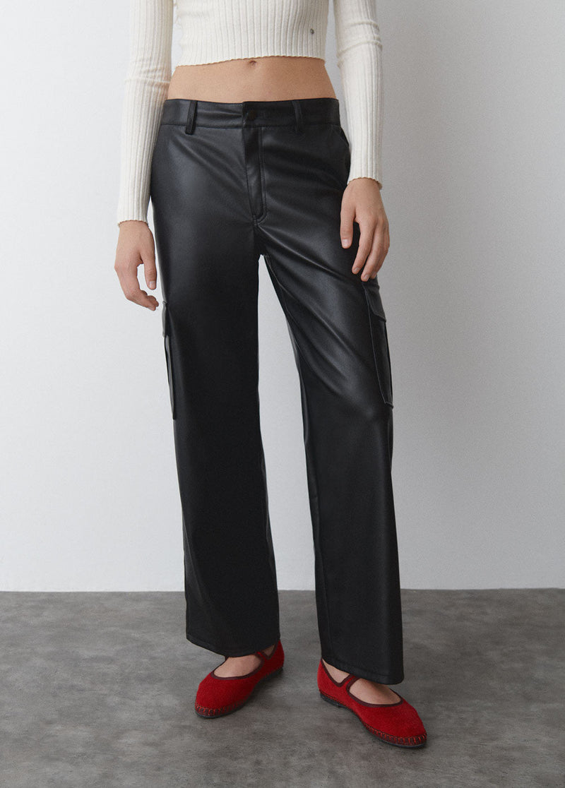 Pantalón cargo efecto piel Negro