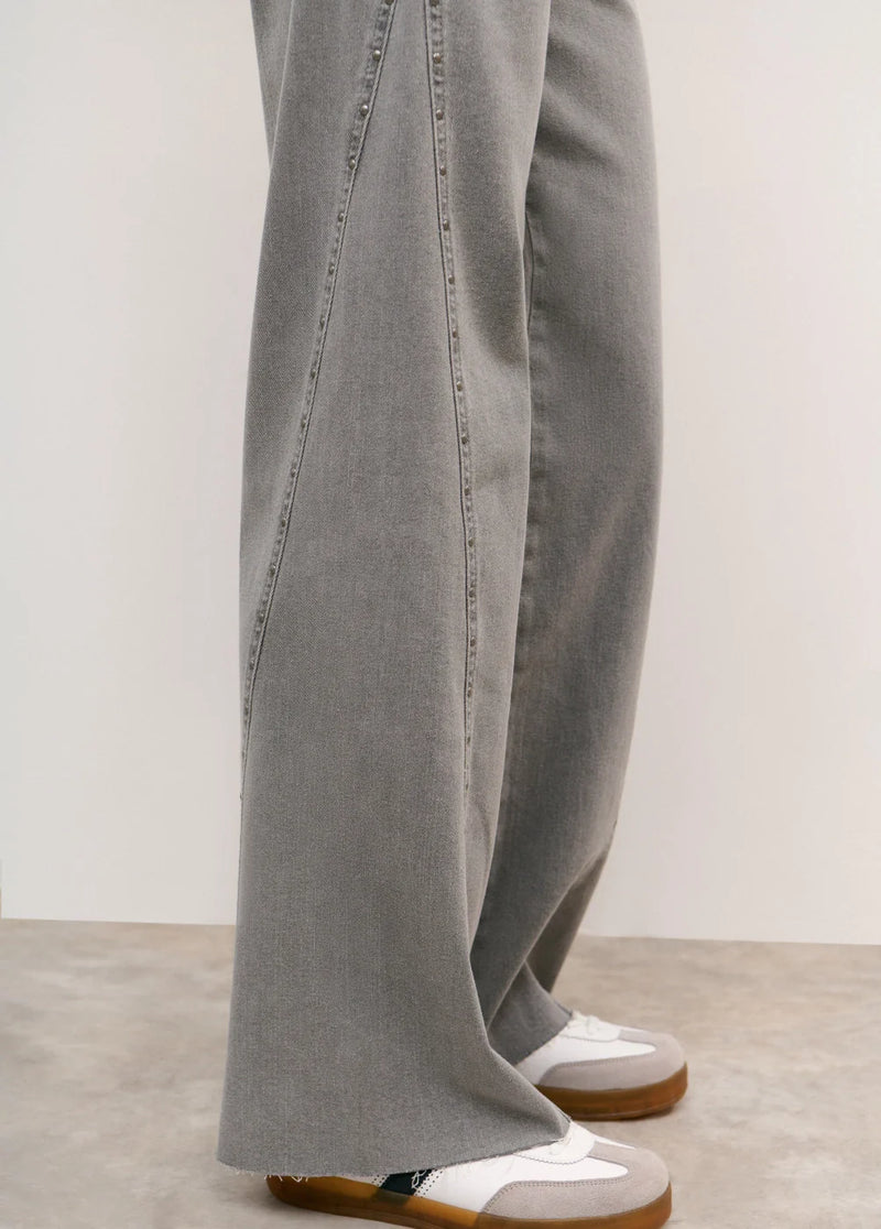 Pantalón corte lateral tachas