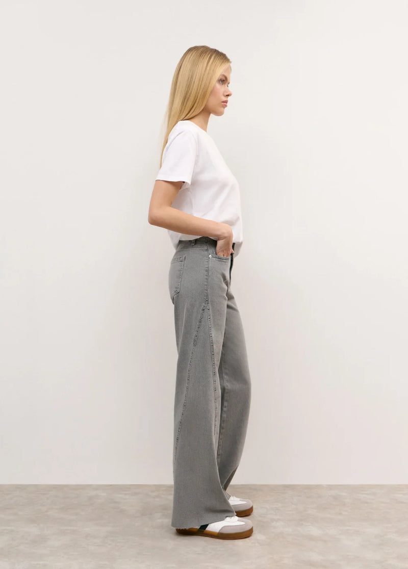 Pantalón corte lateral tachas
