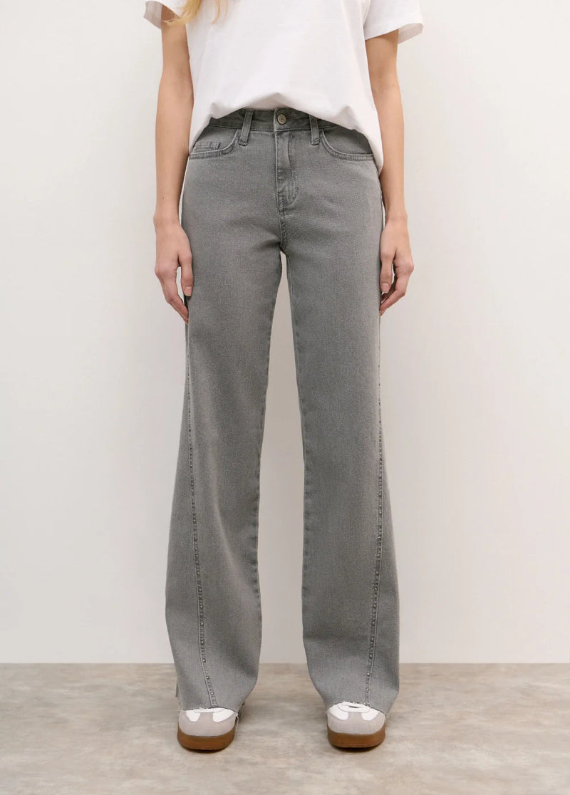 Pantalón corte lateral tachas