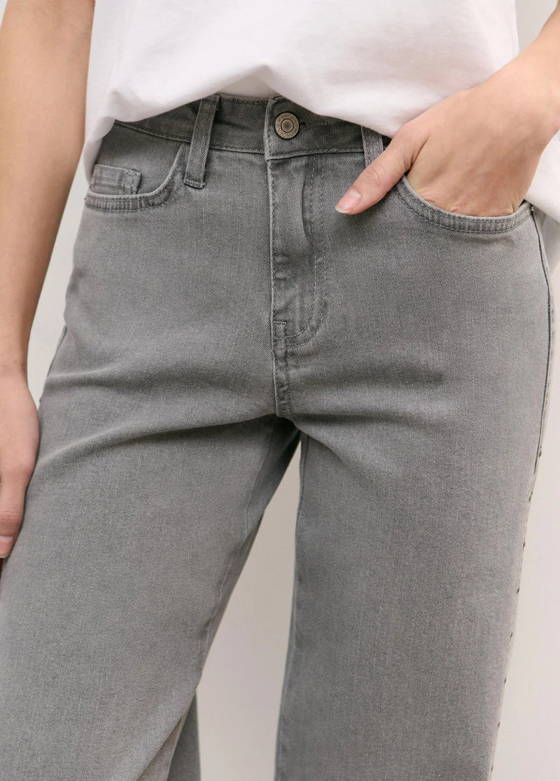Pantalón corte lateral tachas