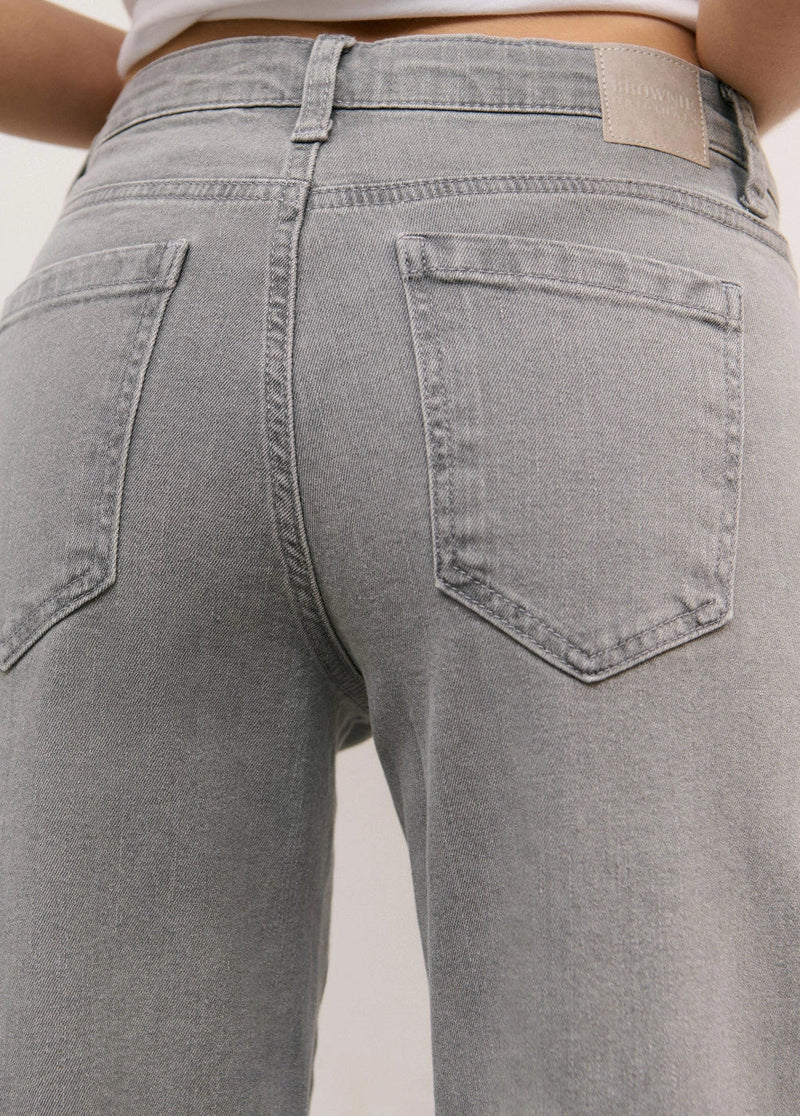 Pantalón corte lateral tachas